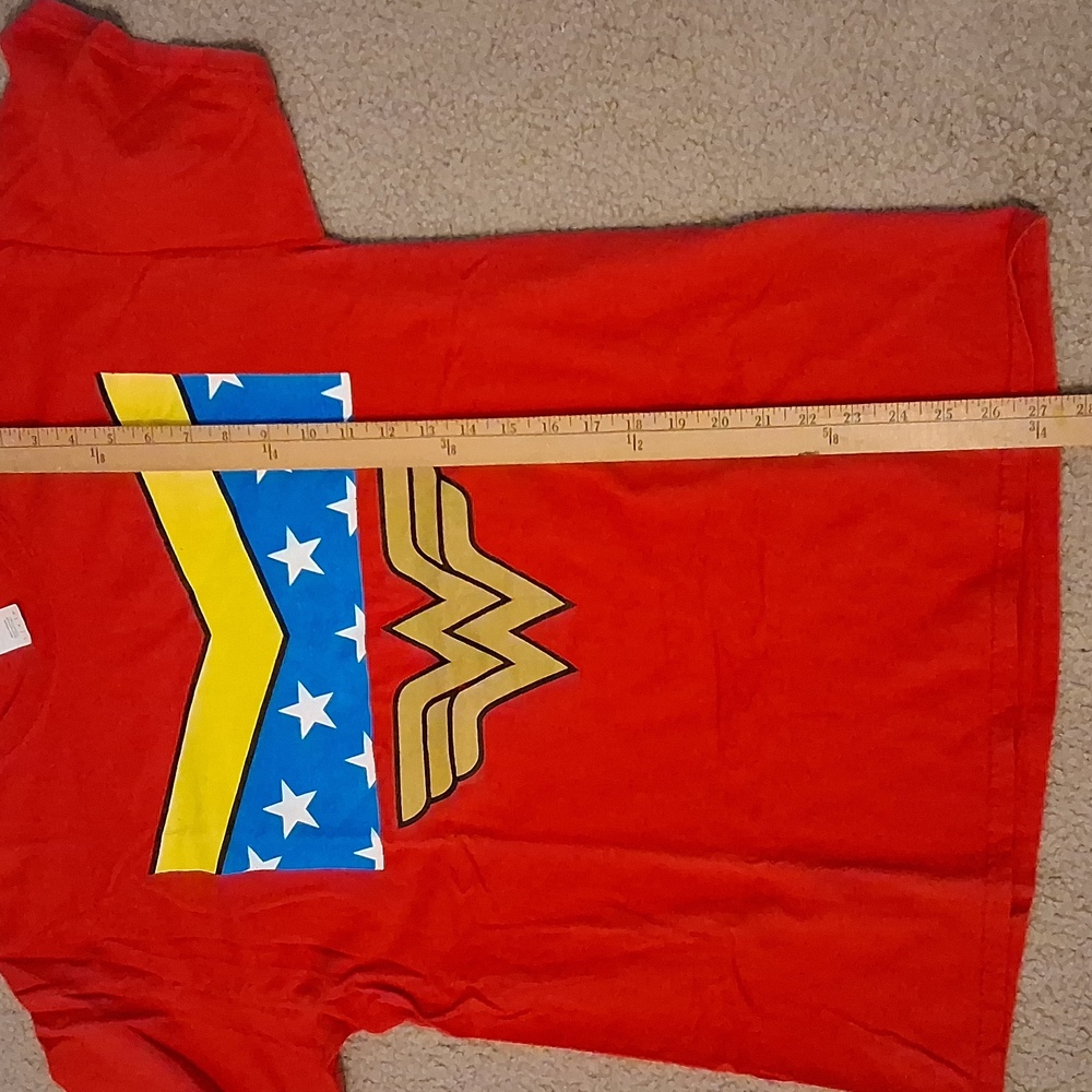 Wonder Woman Red T-Shirt Plus 2 Figurines (no candy in dispenser)